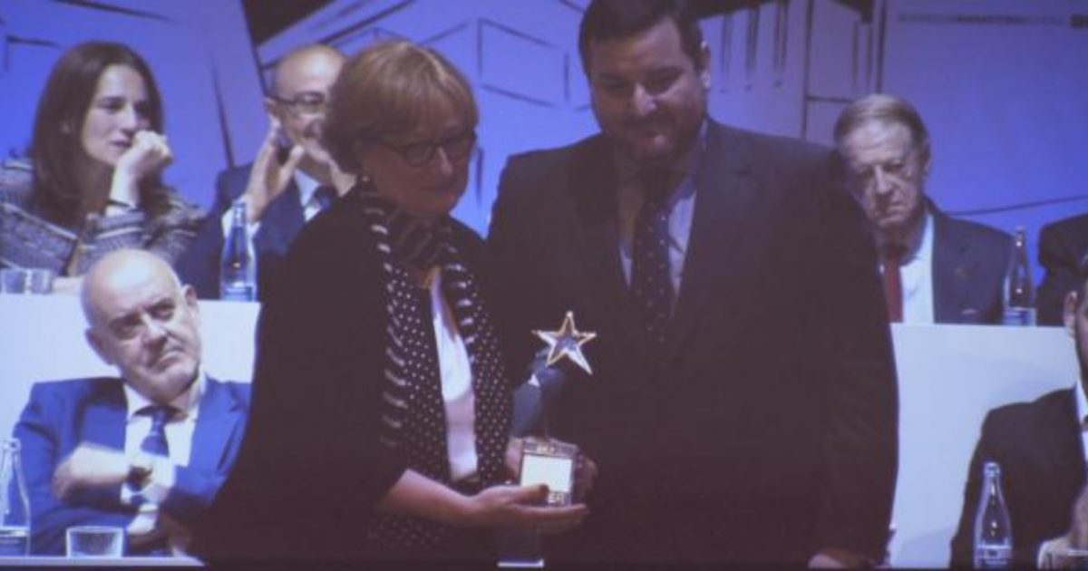 Montserrat Tarr S Presidenta De Dircom Recibe El Premio Aster De