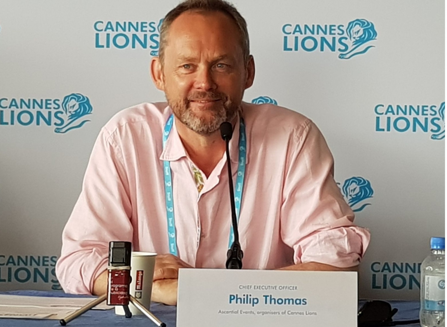 philip thomas cannes lions, con micro , programapublicidad muy grande