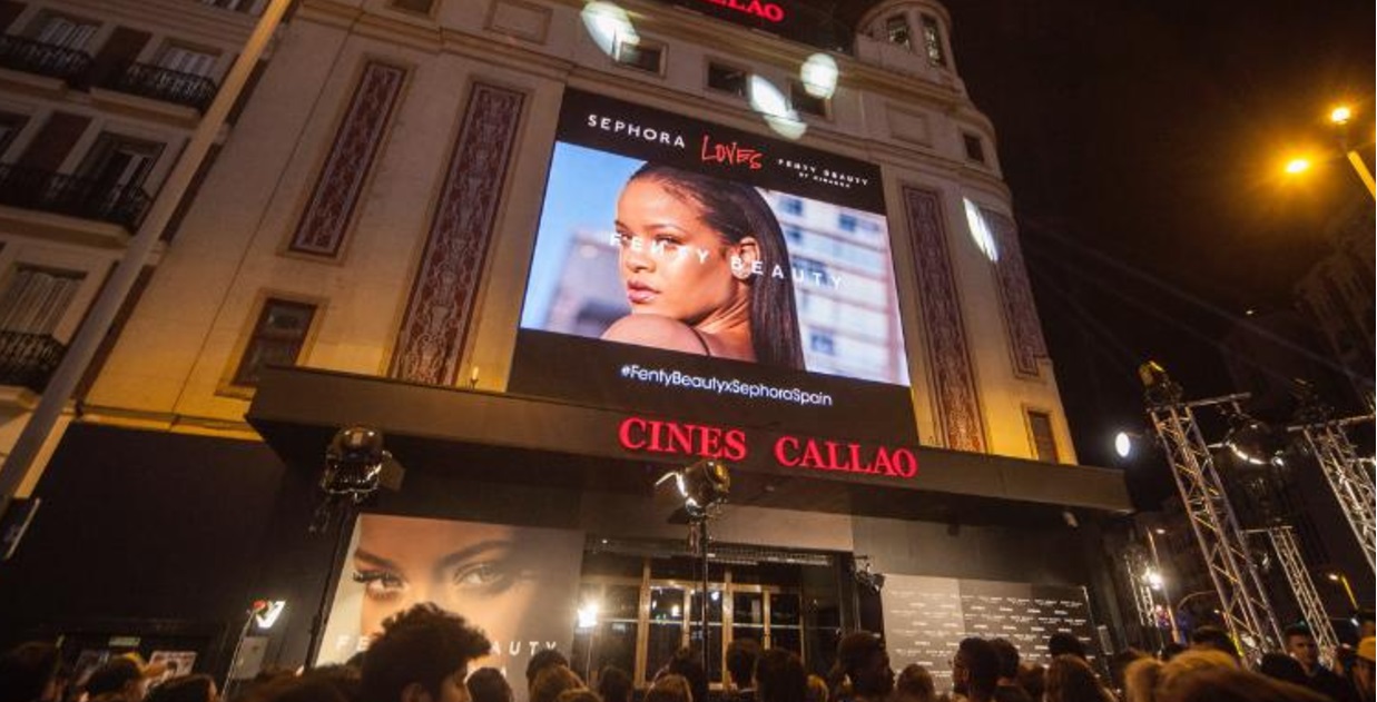 Sephora usa Realidad Aumentada en Callao City Lights para maquillaje Fenty  Beauty, by Rihanna - El Programa de la Publicidad