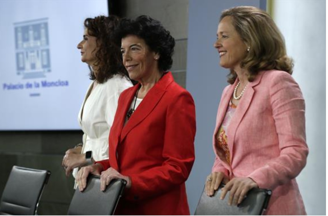 Maria Isabel Celaá, de pie, ministra de Hacienda, María Jesús Montero, ministra , Economía , Empresa, Nadia Calviño, consejo ministros, programapublicidad